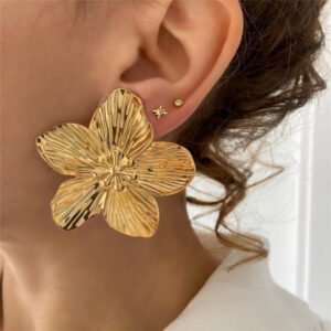 French court-style matte vintage gold flower metal stud earrings with high-end design and aesthetic appeal.