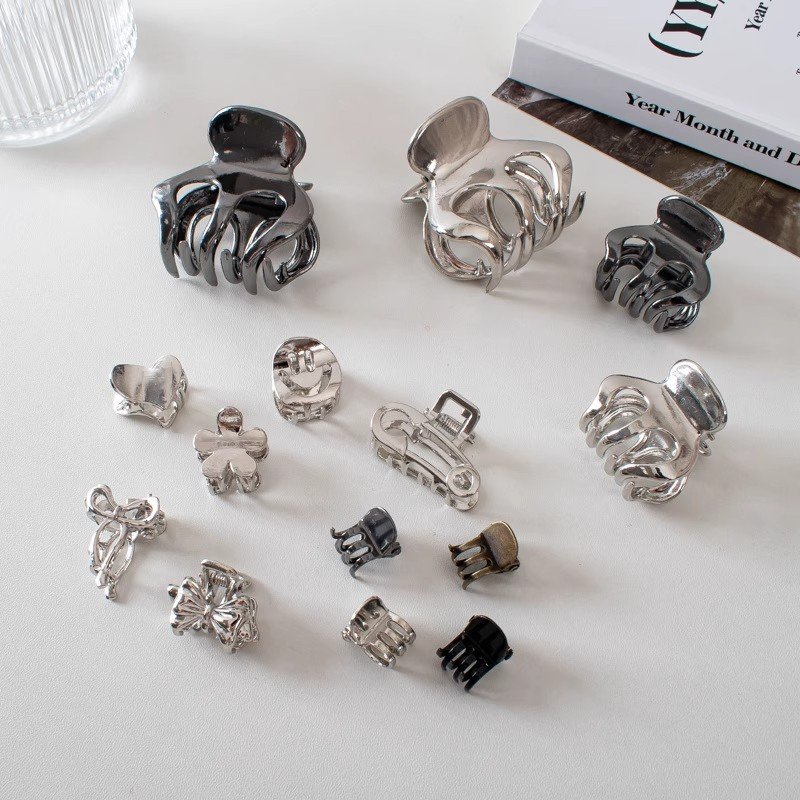 Metal small clasp set with princess-style updo hair clips, silver shark-shaped hair clips for the high ponytail, and hair accessories.