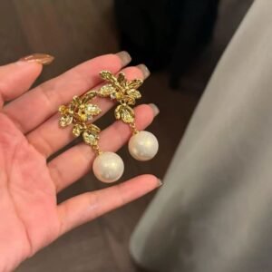 Best-selling metal irregular flower earrings, featuring a luxurious and trendy style, popular among netizens, elegant and fashionable ear accessories.