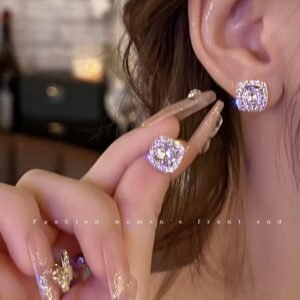 925 silver stud earrings - perfect for sleeping without removing the earrings. Women's glittering diamond crystal light luxury style, high-end luxury, small and exclusive earrings.