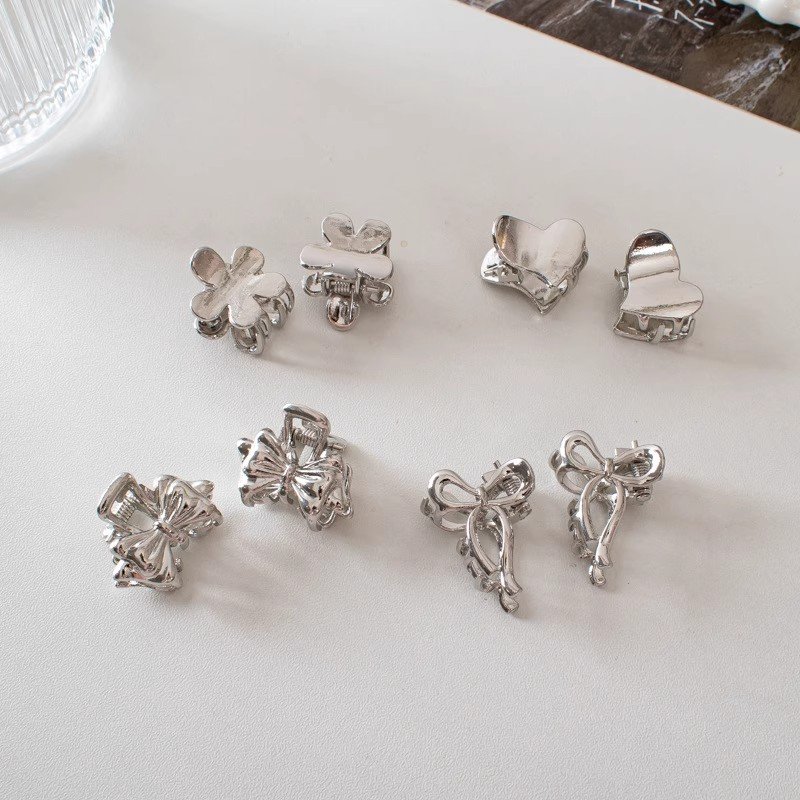 Metal small clasp set with princess-style updo hair clips, silver shark-shaped hair clips for the high ponytail, and hair accessories. - Image 3