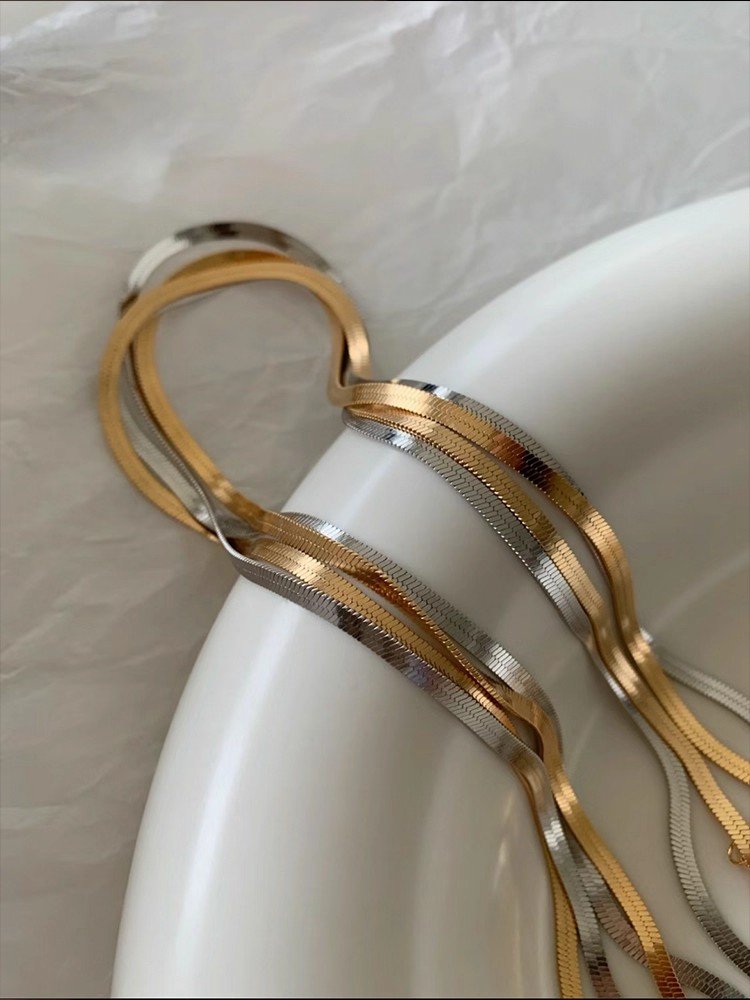 Non-fading 2023 new luxury neck chain, short style necklace, women's high-end style blade chain, European-style layered wearing design - Image 4