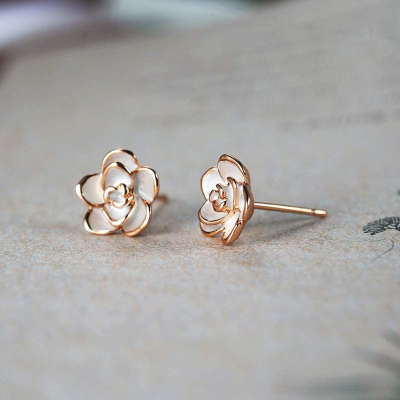 Small fragrance mountain tea flower stud earrings, silver needle earrings for women, simple and cool style earrings, retro Hong Kong style, high-end accessories - Image 3