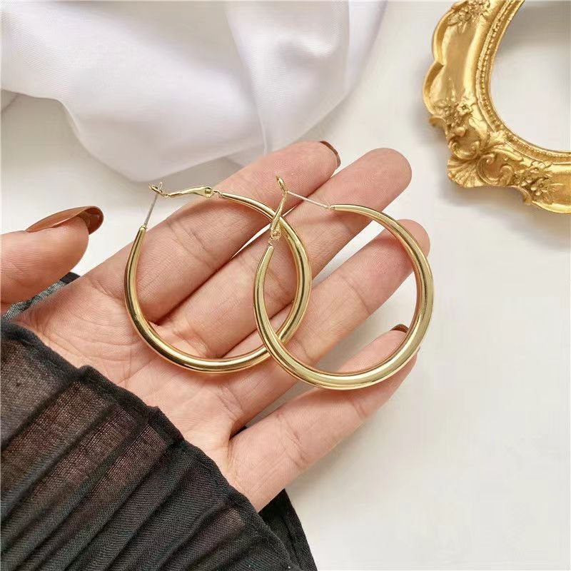 Gold dust jewelry small stud earrings, daily versatile, design-sense earrings for women, light luxury and high-end feeling ear hoops, unique and niche ear accessories. - Image 2